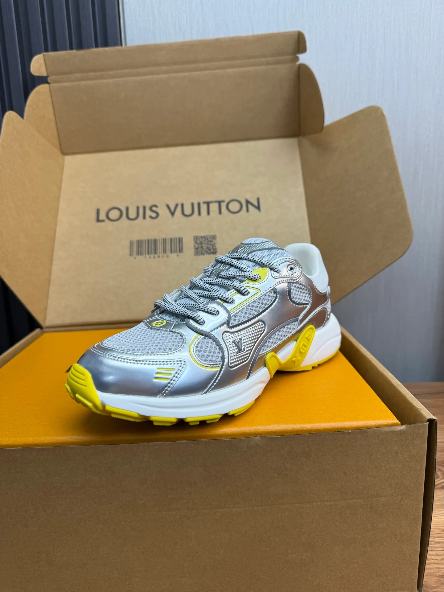 Men's shoes 💰600💰 🌈LV | Louis Vuitton 2025𝐬𝐬 🧡💚2025 spring and summer new style top version‼ ️The original version is the same. The counter specializes in the latest casual shoes. Hard goods are new🆕 🔥🔥🔥Top version: Couple model LV Louis Vuitton L House Donkey brand The latest Olympia series Couple model Silver Horn King Casual sneakers Running shoes This LV Olympia sneaker combines mesh fabric and metallic synthetic leather and other technical fabrics to reinterpret the classic running shoe design with a neat and simple design. Lightweight EVA outsole provides a stretchy fit. Rich details such as Monogram embossing and LV letters establish recognition. Exquisite packaging at the delivery counter 🛍📦 ▪️Fabrics: Original imported technical fabric + mesh ▪️Inner lining: Original customized breathable mesh ▪️Sole: Original molded rubber foam material ▪️Sole thickness: 3.5CM ▪️Size: 35--45 (customized for women 40 and men 45)